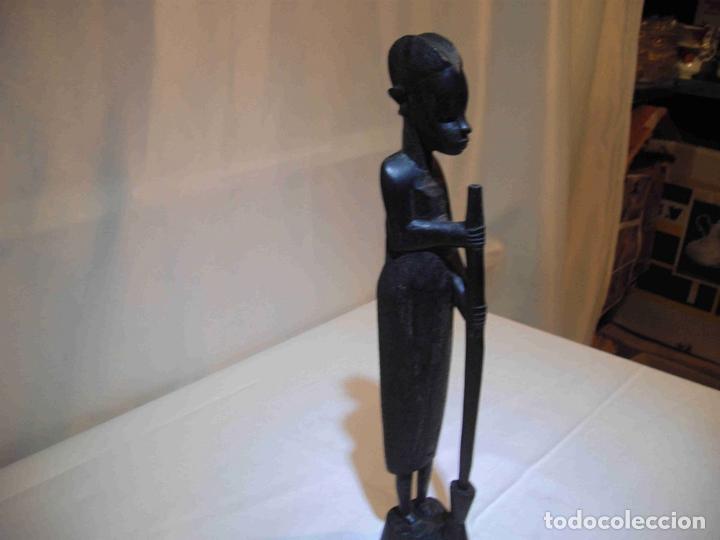 Antig&uuml;edades: TALLA MUJER BATIENDO MADERA - Foto 3