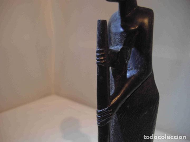 Antig&uuml;edades: TALLA MUJER BATIENDO MADERA - Foto 6