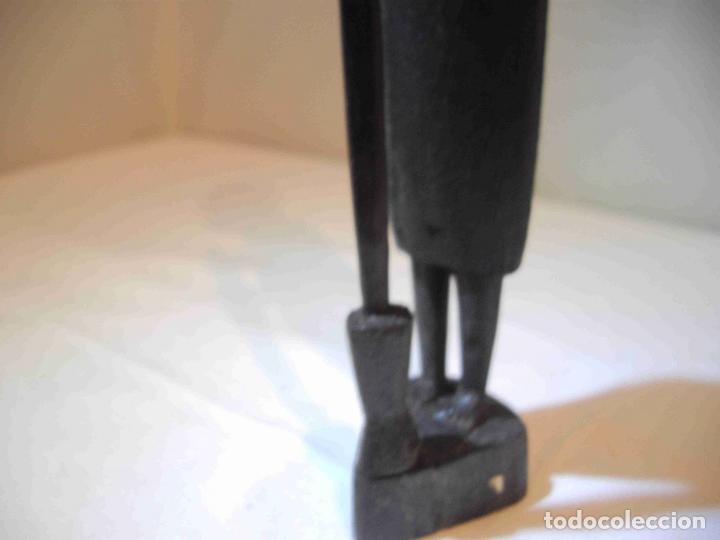 Antig&uuml;edades: TALLA MUJER BATIENDO MADERA - Foto 7
