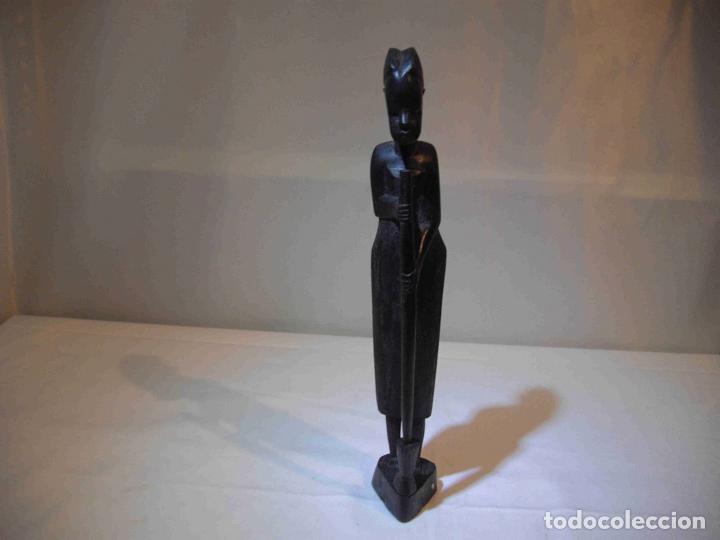Antig&uuml;edades: TALLA MUJER BATIENDO MADERA - Foto 1