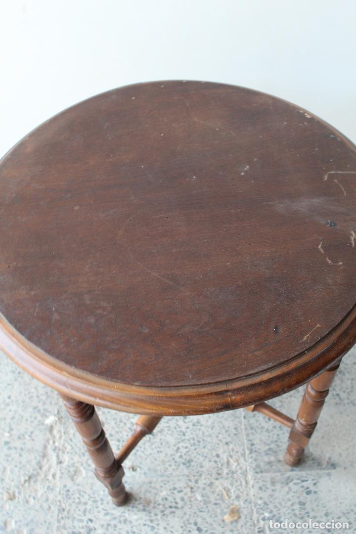 Antig&uuml;edades: mesa auxiliar de madera - Foto 2