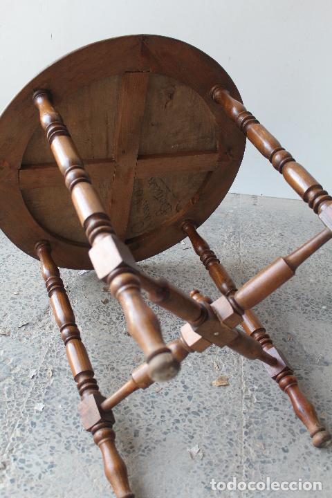 Antig&uuml;edades: mesa auxiliar de madera - Foto 4