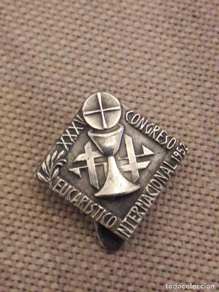 Antig&uuml;edades: Insignia religiosa a&ntilde;o 1952 - Foto 1