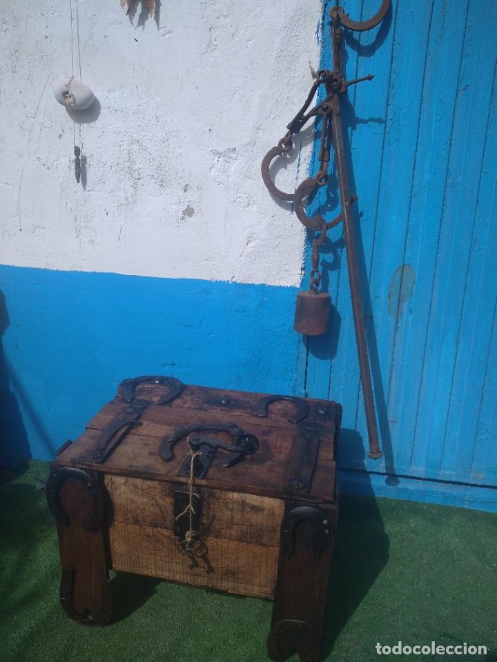 Antig&uuml;edades: baul antiguo hecho a mano - Foto 1