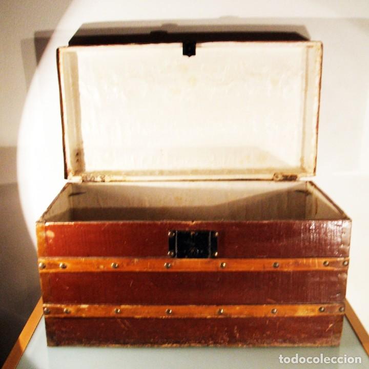 Antig&uuml;edades: BA&Uacute;L DE MADERA Y CANTONERAS MET&Aacute;LICAS - Foto 2
