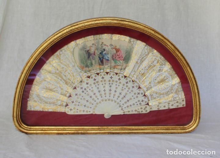 Antig&uuml;edades: ESPECTACULAR ABANICO ANTIGUO CON VITRINA - Foto 1