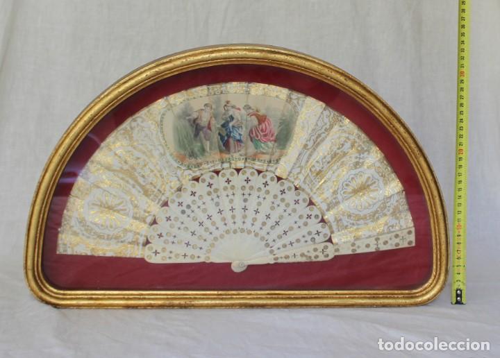 Antig&uuml;edades: ESPECTACULAR ABANICO ANTIGUO CON VITRINA - Foto 2