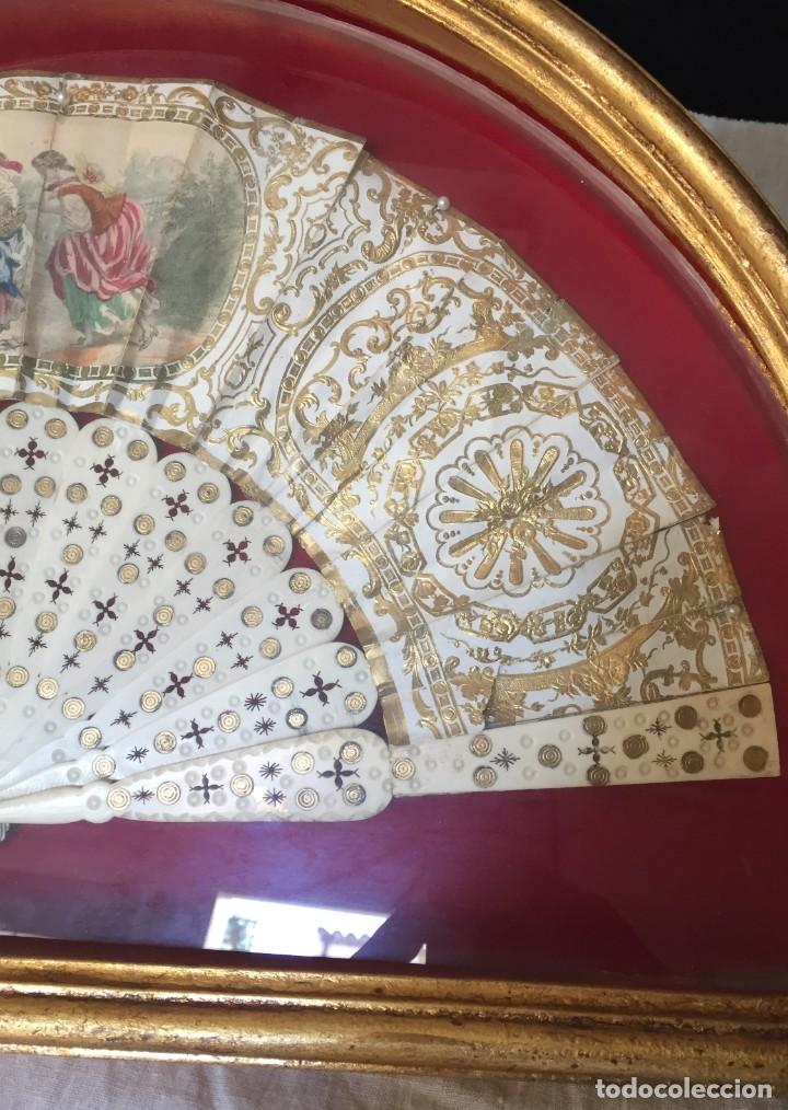 Antig&uuml;edades: ESPECTACULAR ABANICO ANTIGUO CON VITRINA - Foto 4