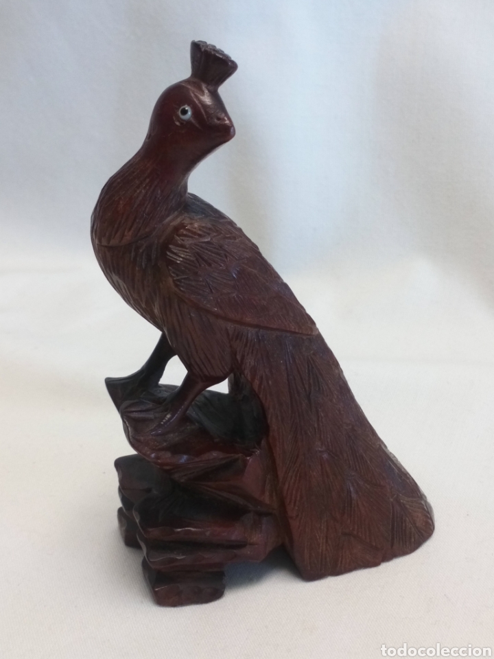 Antiguidades: Pavo real tallado en madera rojiza
