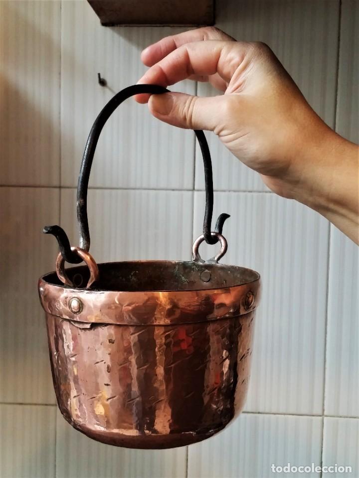 Antig&uuml;edades: Caldero de cobre batido - Foto 2