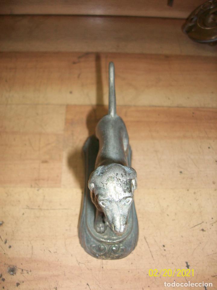 Antig&uuml;edades: FIGURA DE PERRO DE METAL - Foto 3