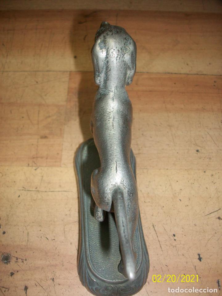 Antig&uuml;edades: FIGURA DE PERRO DE METAL - Foto 4