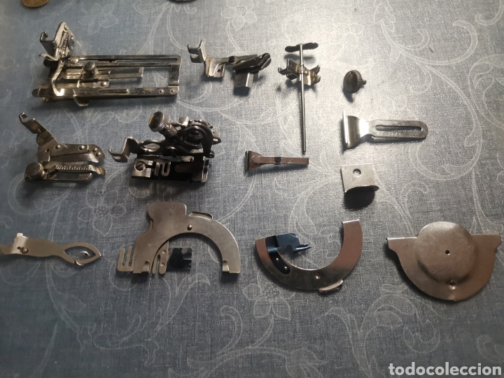 Antiquit&auml;ten: Lote de accesorios singer