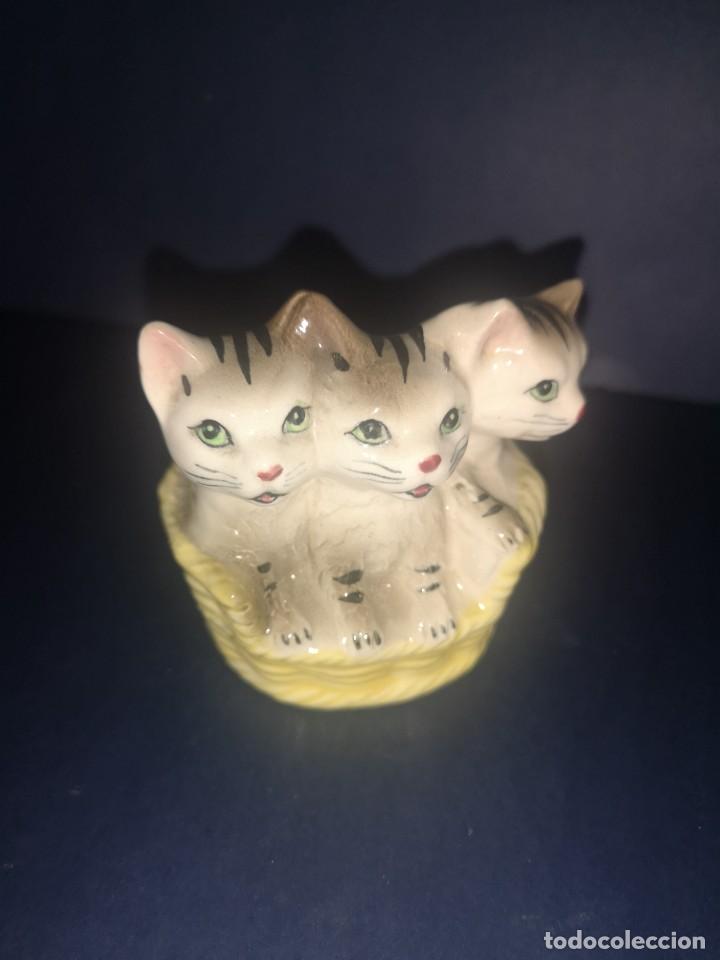 Antiques: Figura de gatos de porcelana firmada