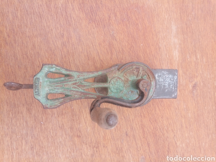 Antig&uuml;edades: Molinillo para pan o almendras - Foto 1