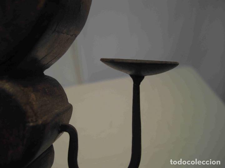 Antig&uuml;edades: PORTAVELAS MADERA PAREJA - Foto 4
