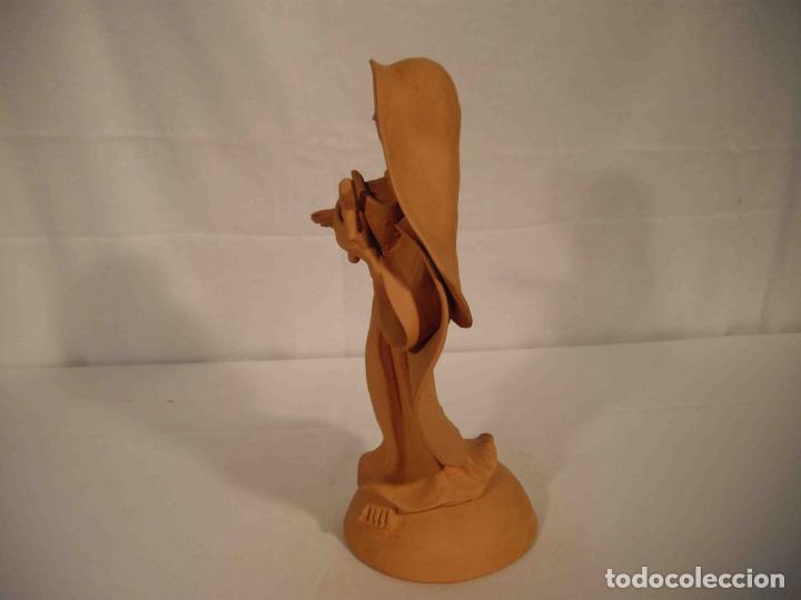 Antig&uuml;edades: FIGURA BARRO MONJA LIBRO Y CRUZ - Foto 3