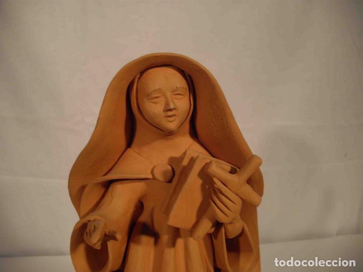 Antig&uuml;edades: FIGURA BARRO MONJA LIBRO Y CRUZ - Foto 5