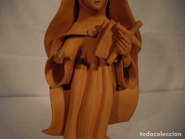 Antig&uuml;edades: FIGURA BARRO MONJA LIBRO Y CRUZ - Foto 6