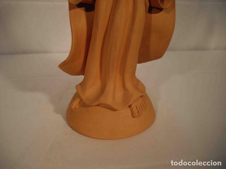 Antig&uuml;edades: FIGURA BARRO MONJA LIBRO Y CRUZ - Foto 7