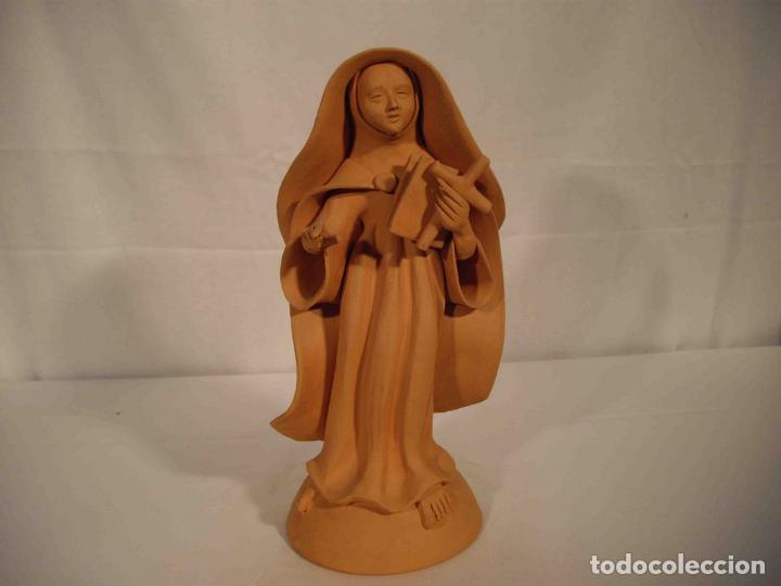 Antig&uuml;edades: FIGURA BARRO MONJA LIBRO Y CRUZ - Foto 1