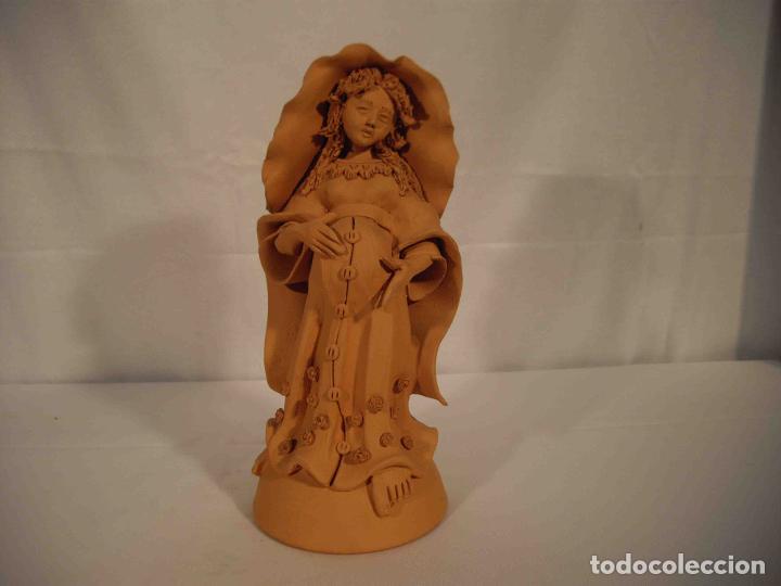 Antig&uuml;edades: FIGURA BARRO VIRGEN PRE&Ntilde;ADA - Foto 1