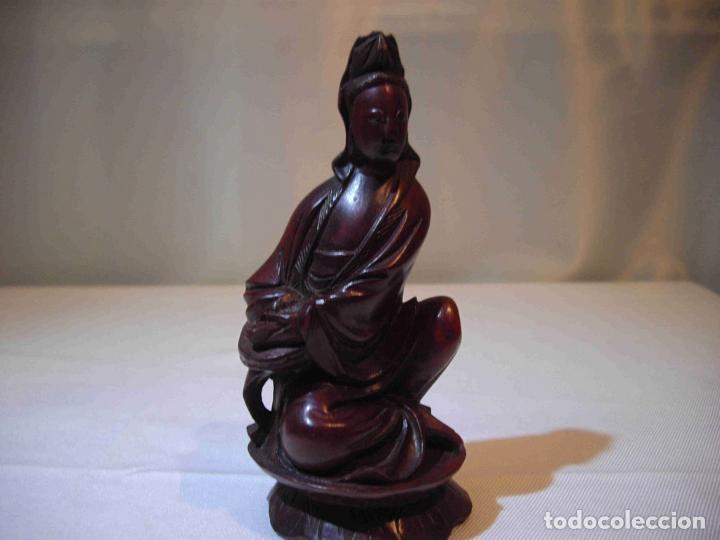 Antig&uuml;edades: FIGURA TALLA MADERA MUJER SENTADA - Foto 1