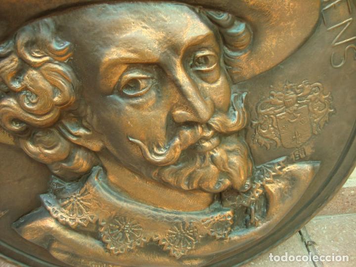 Antig&uuml;edades: plato de metal repujado - Foto 2
