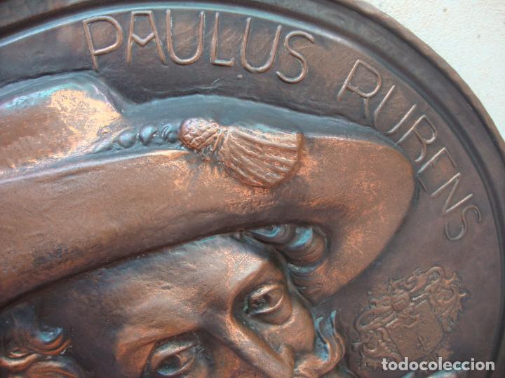 Antig&uuml;edades: plato de metal repujado - Foto 3