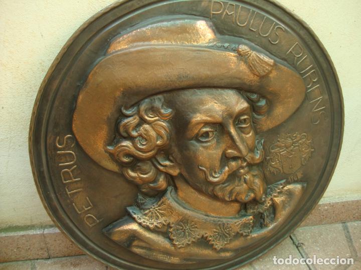 Antig&uuml;edades: plato de metal repujado - Foto 1