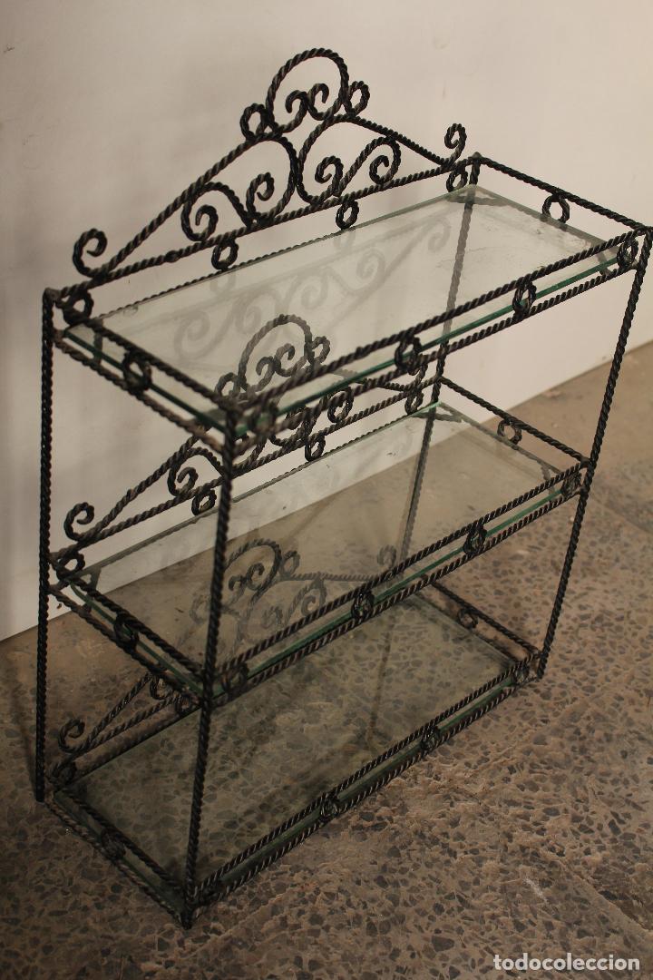 Antig&uuml;edades: repisa de forja - Foto 3