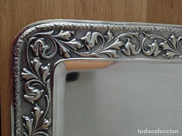 Antig&uuml;edades: Bandeja de metal plateado - Foto 3
