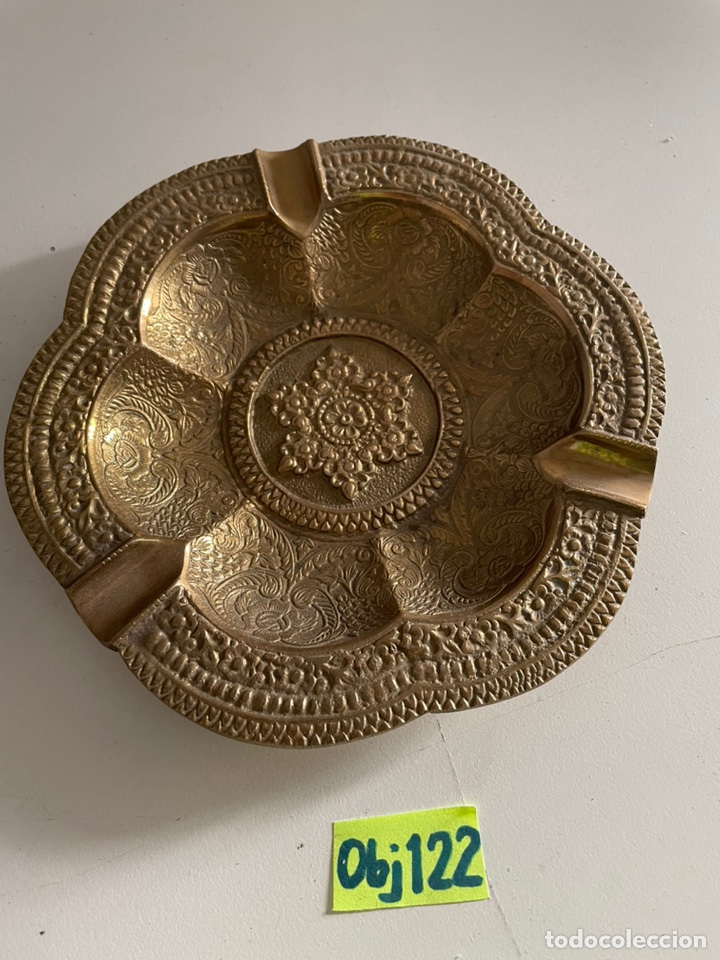 Antig&uuml;edades: Cenicero de lat&oacute;n antiguo - Foto 1