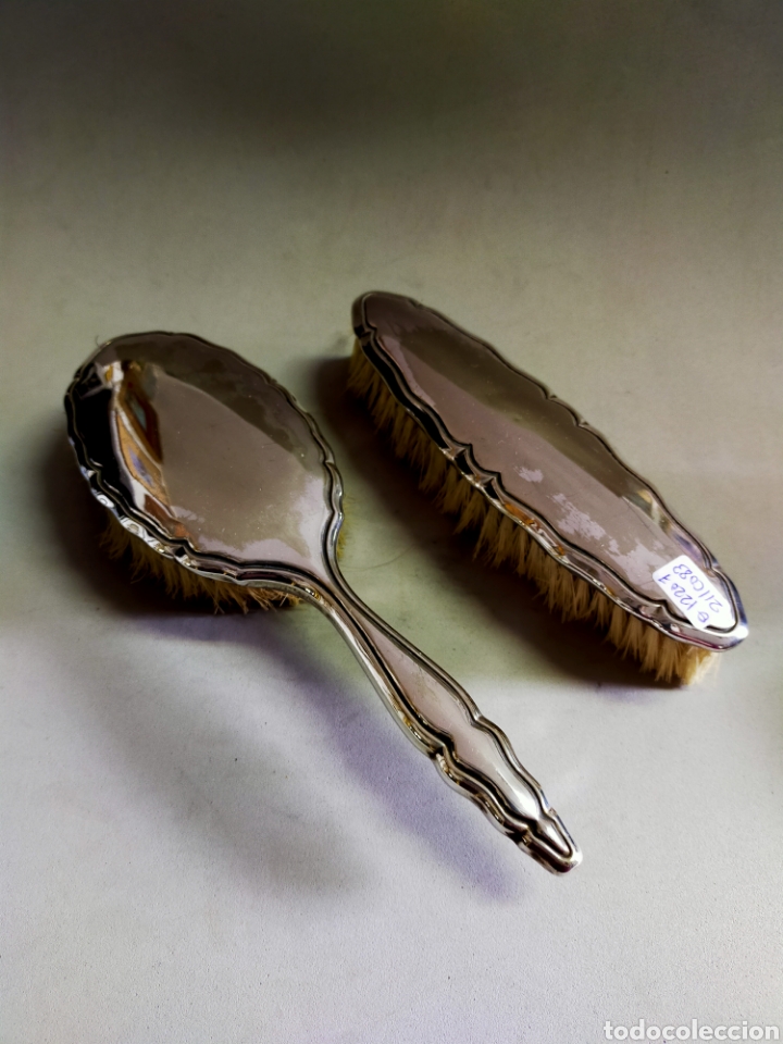 Antiquit&auml;ten: JUEGO DE 2 CEPILLOS, PARA PELO Y PARA ROPA, METAL PLATEADO.