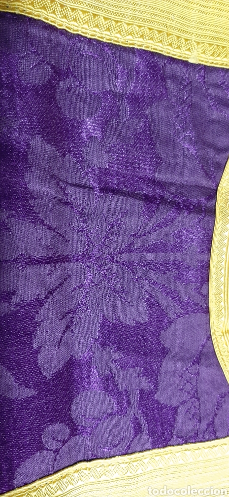 Antig&uuml;edades: Casulla de seda morada con gal&oacute;n amarillo. - Foto 8