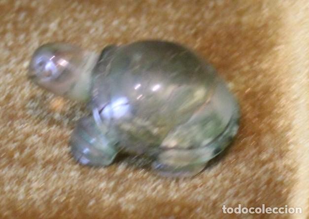 Antig&uuml;edades: tortuga, modelada en pl&aacute;stico transparente, 4 x 2 cm - Foto 2
