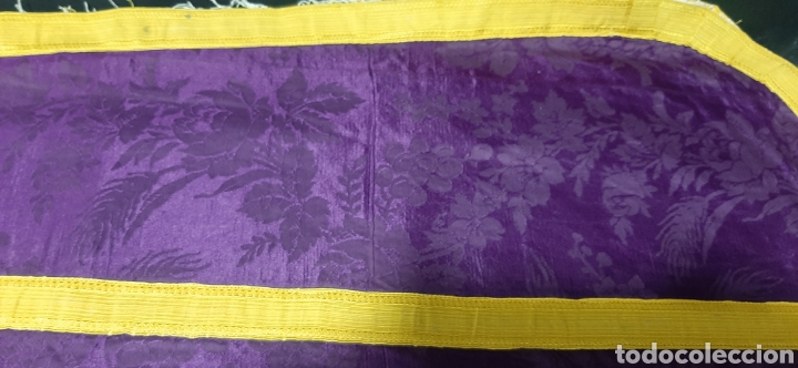 Antig&uuml;edades: Casulla de seda morada con gal&oacute;n amarillo. - Foto 10