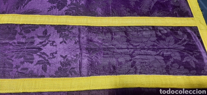 Antig&uuml;edades: Casulla de seda morada con gal&oacute;n amarillo. - Foto 11