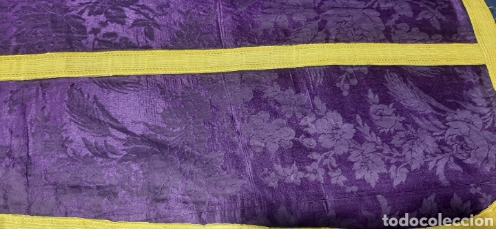 Antig&uuml;edades: Casulla de seda morada con gal&oacute;n amarillo. - Foto 12