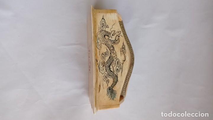 Antigüedades: Precioso portapapeles chino en hueso grabado con motivos de dragones.10 x 7 cm - Foto 4 - 244528880