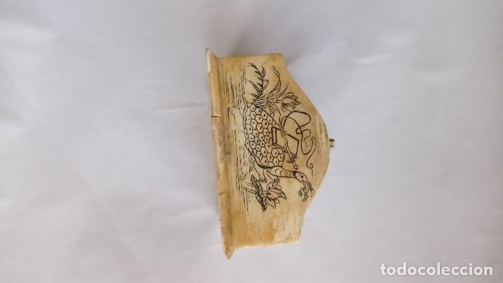 Antigüedades: Precioso portapapeles chino en hueso grabado con motivos de dragones.10 x 7 cm - Foto 5 - 244528880