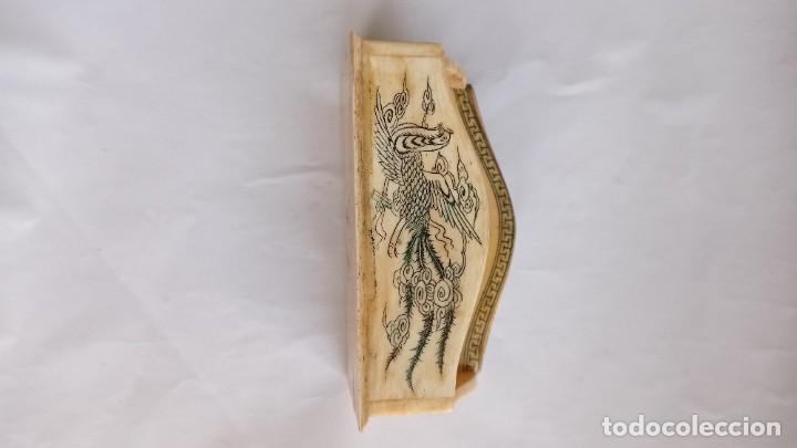 Antigüedades: Precioso portapapeles chino en hueso grabado con motivos de dragones.10 x 7 cm - Foto 6 - 244528880