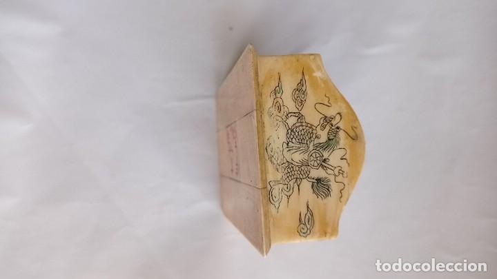 Antigüedades: Precioso portapapeles chino en hueso grabado con motivos de dragones.10 x 7 cm - Foto 7 - 244528880