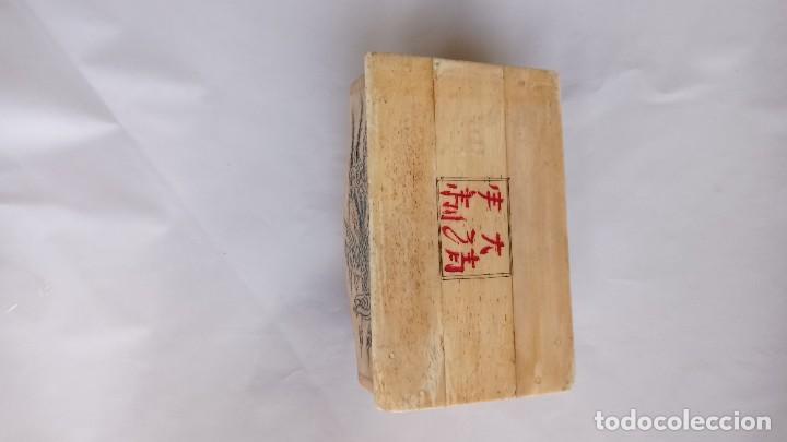Antigüedades: Precioso portapapeles chino en hueso grabado con motivos de dragones.10 x 7 cm - Foto 8 - 244528880