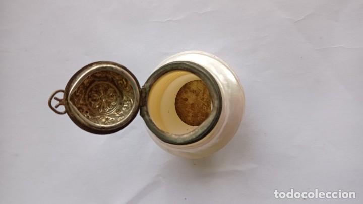 Antigüedades: Antigua Caja pastillero de nacar y metal.5 cm altura - Foto 3 - 244529370
