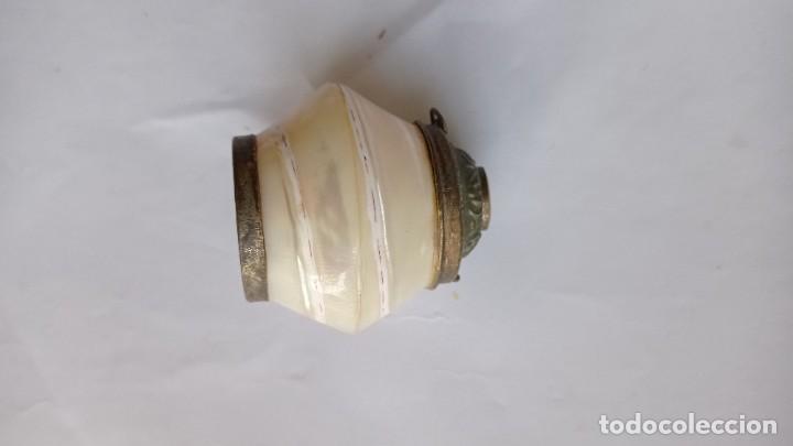 Antigüedades: Antigua Caja pastillero de nacar y metal.5 cm altura - Foto 4 - 244529370