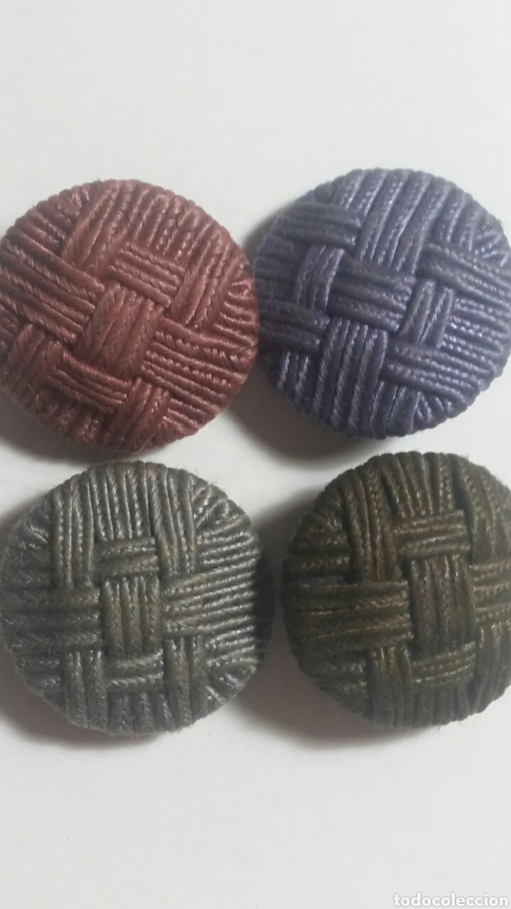 Antigüedades: Lote 4 botones de pasamaneria bordados en madera colores diferentes principio de siglo XX - Foto 1 - 244618455