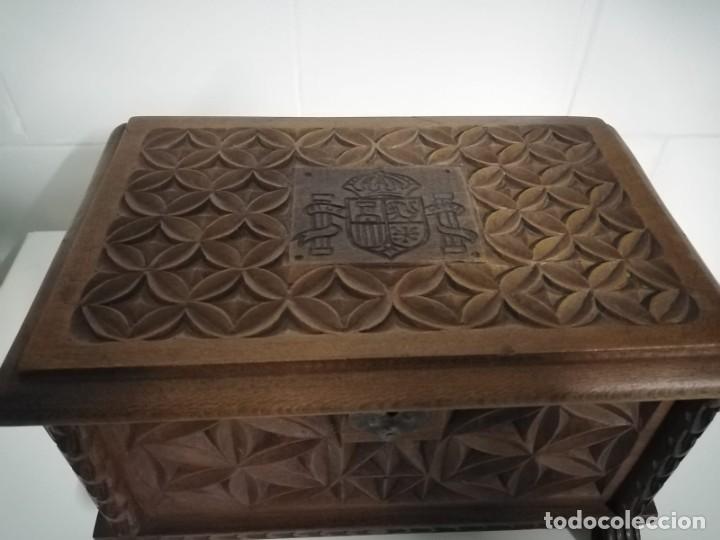 Antig&uuml;edades: Caja de madera tallada con escudo de Espa&ntilde;a - Foto 1