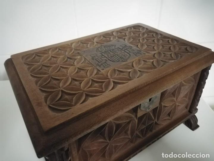 Antig&uuml;edades: Caja de madera tallada con escudo de Espa&ntilde;a - Foto 2
