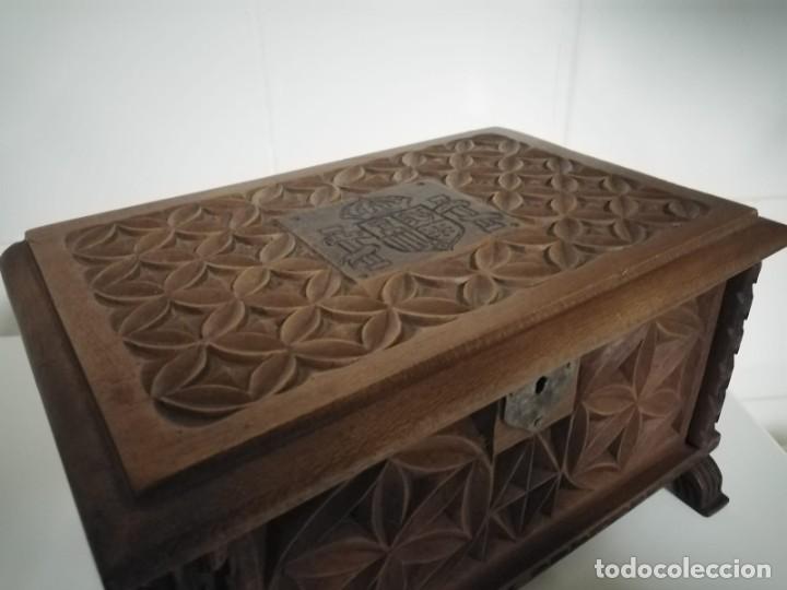 Antig&uuml;edades: Caja de madera tallada con escudo de Espa&ntilde;a - Foto 3